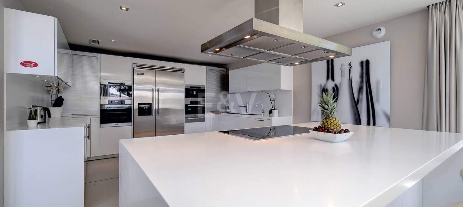 Modern villa i Los Naranjos Golf ligger i en gated community