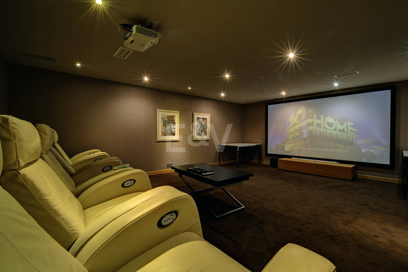 Modern villa i Los Naranjos Golf ligger i en gated community