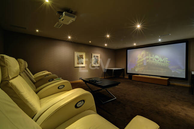 Modern villa i Los Naranjos Golf ligger i en gated community