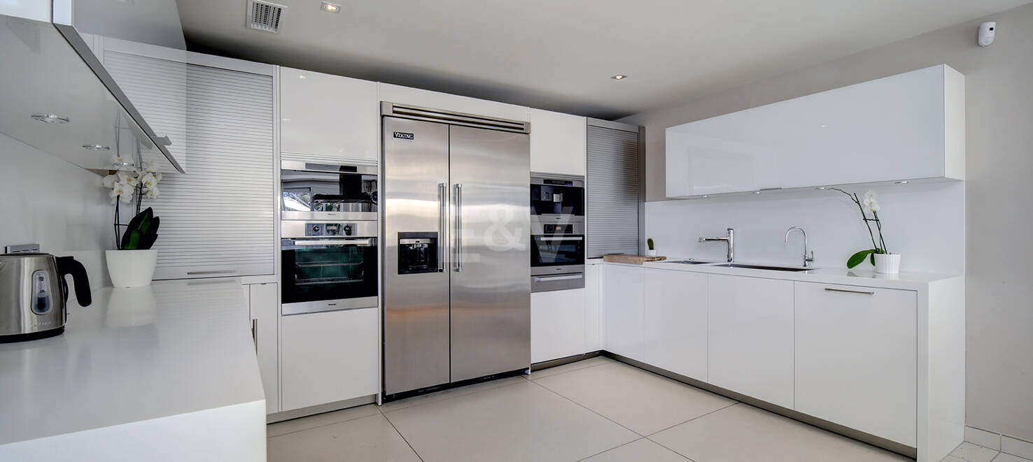 Modern villa i Los Naranjos Golf ligger i en gated community