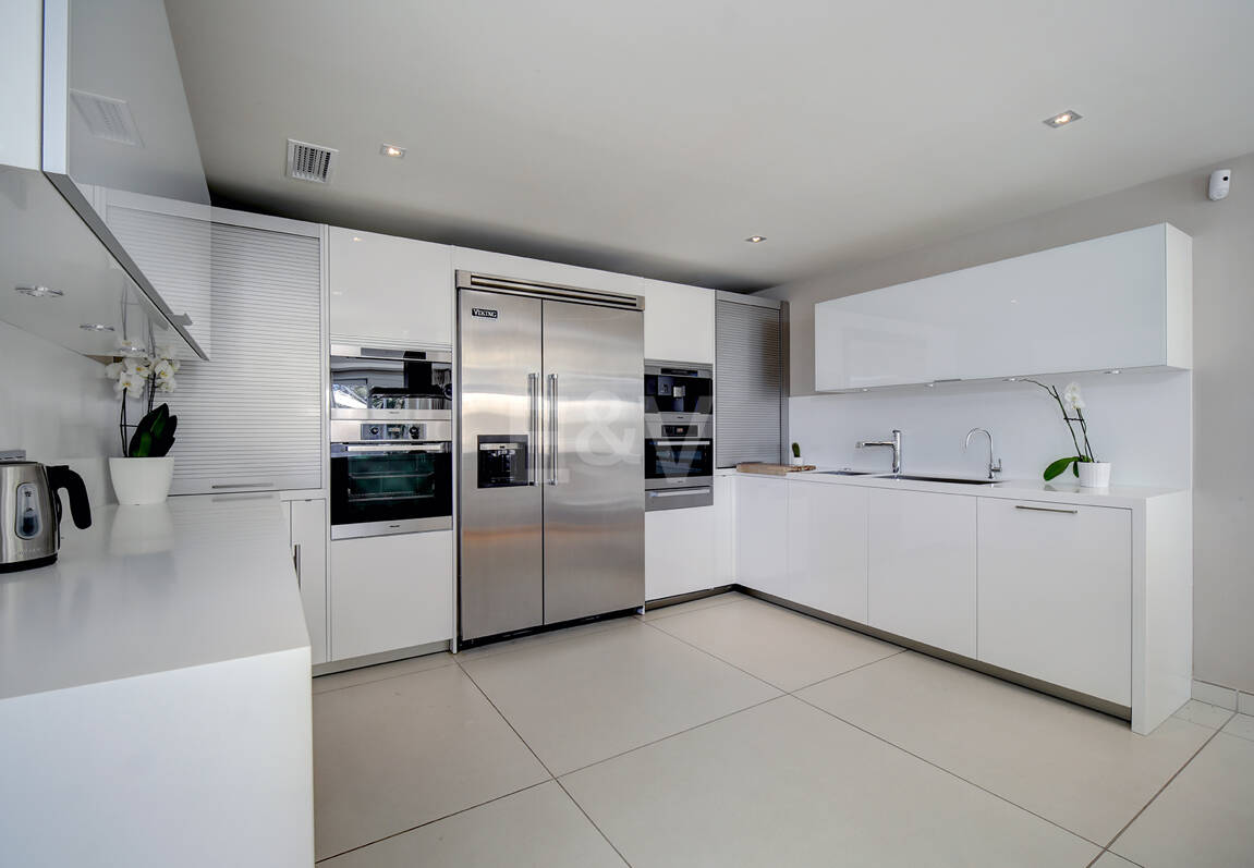 Modern villa i Los Naranjos Golf ligger i en gated community