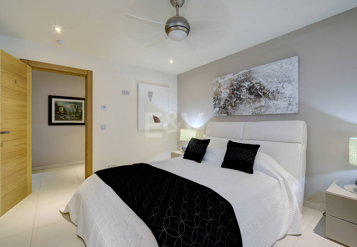 Modern villa i Los Naranjos Golf ligger i en gated community