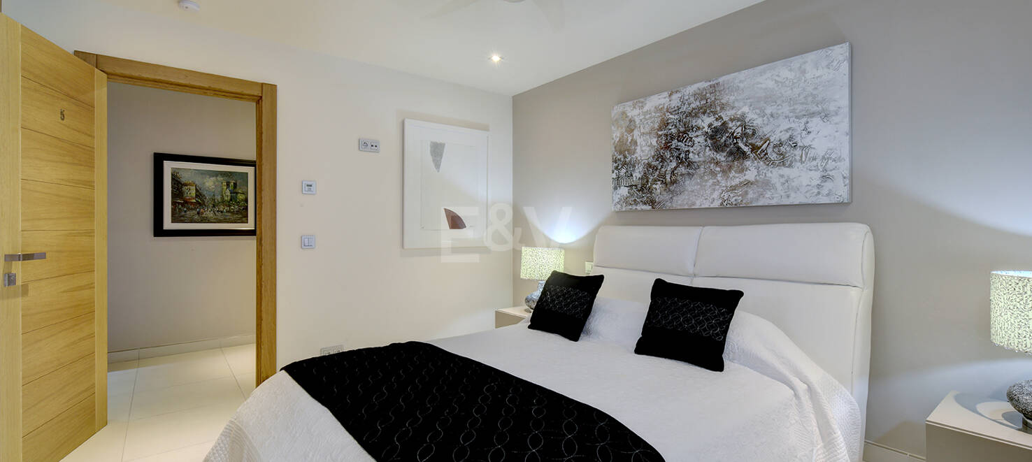 Modern villa i Los Naranjos Golf ligger i en gated community