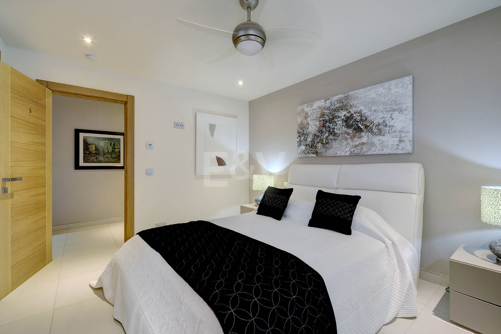 Modern villa i Los Naranjos Golf ligger i en gated community