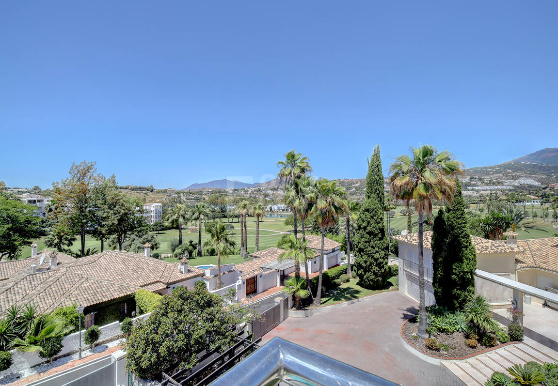 Modern villa i Los Naranjos Golf ligger i en gated community