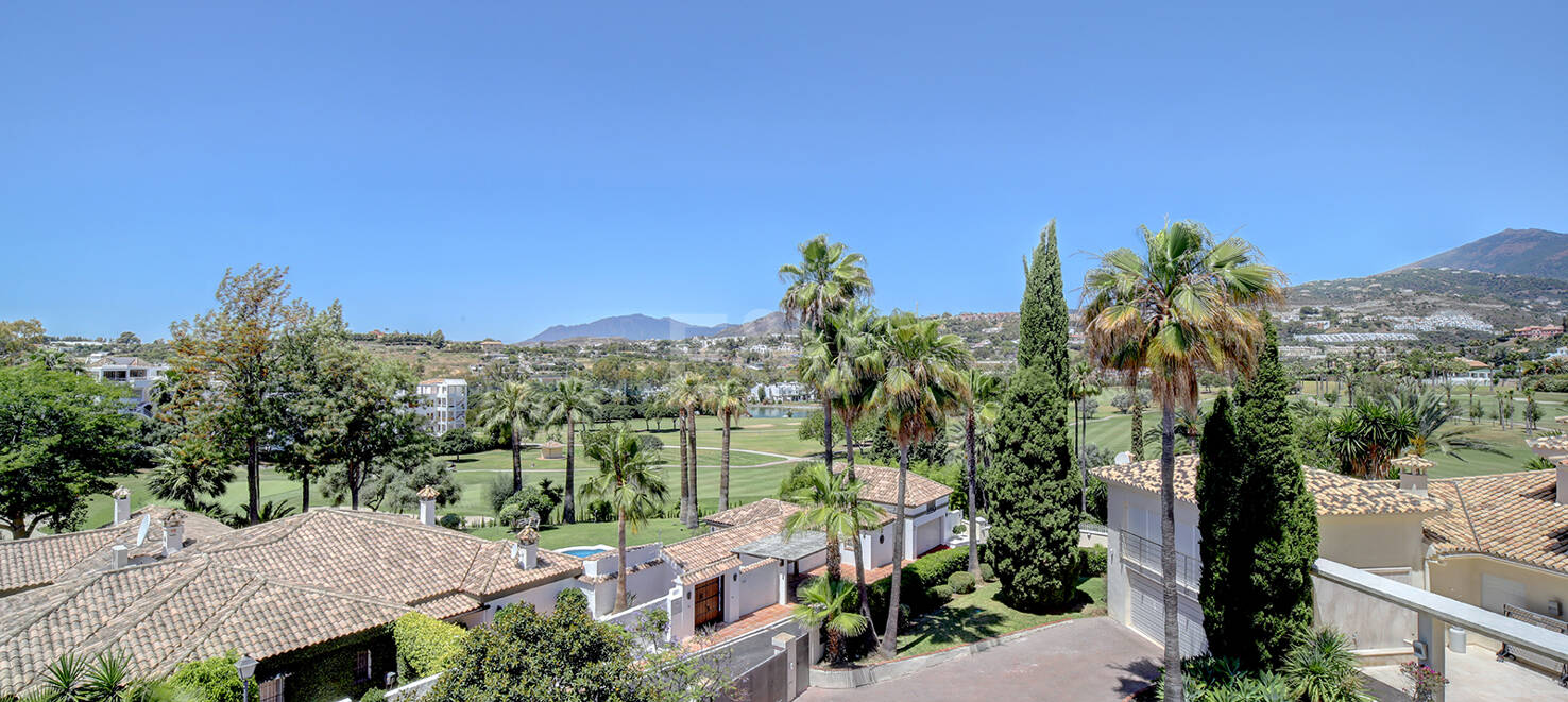 Modern villa i Los Naranjos Golf ligger i en gated community