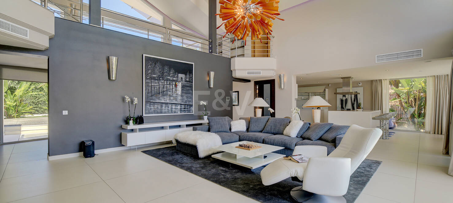 Modern villa i Los Naranjos Golf ligger i en gated community