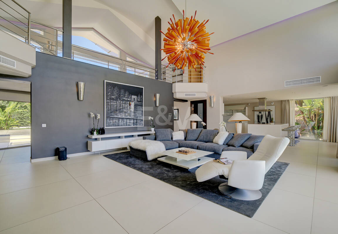 Modern villa i Los Naranjos Golf ligger i en gated community