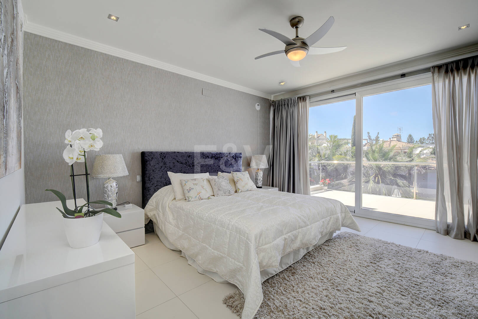 Modern villa in Los Naranjos Golf located in a gated community