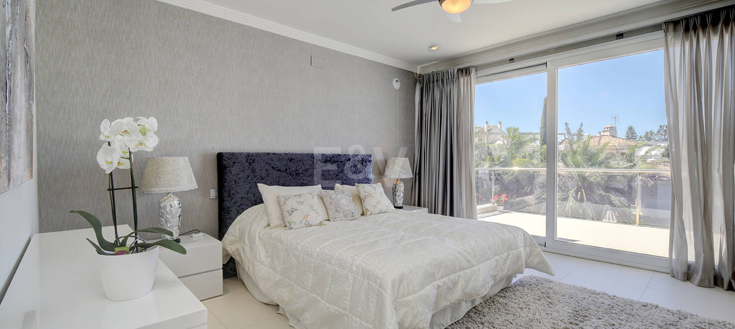 Modern villa i Los Naranjos Golf ligger i en gated community