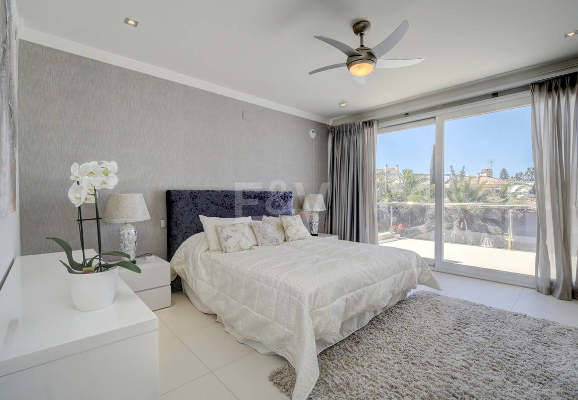 Modern villa i Los Naranjos Golf ligger i en gated community