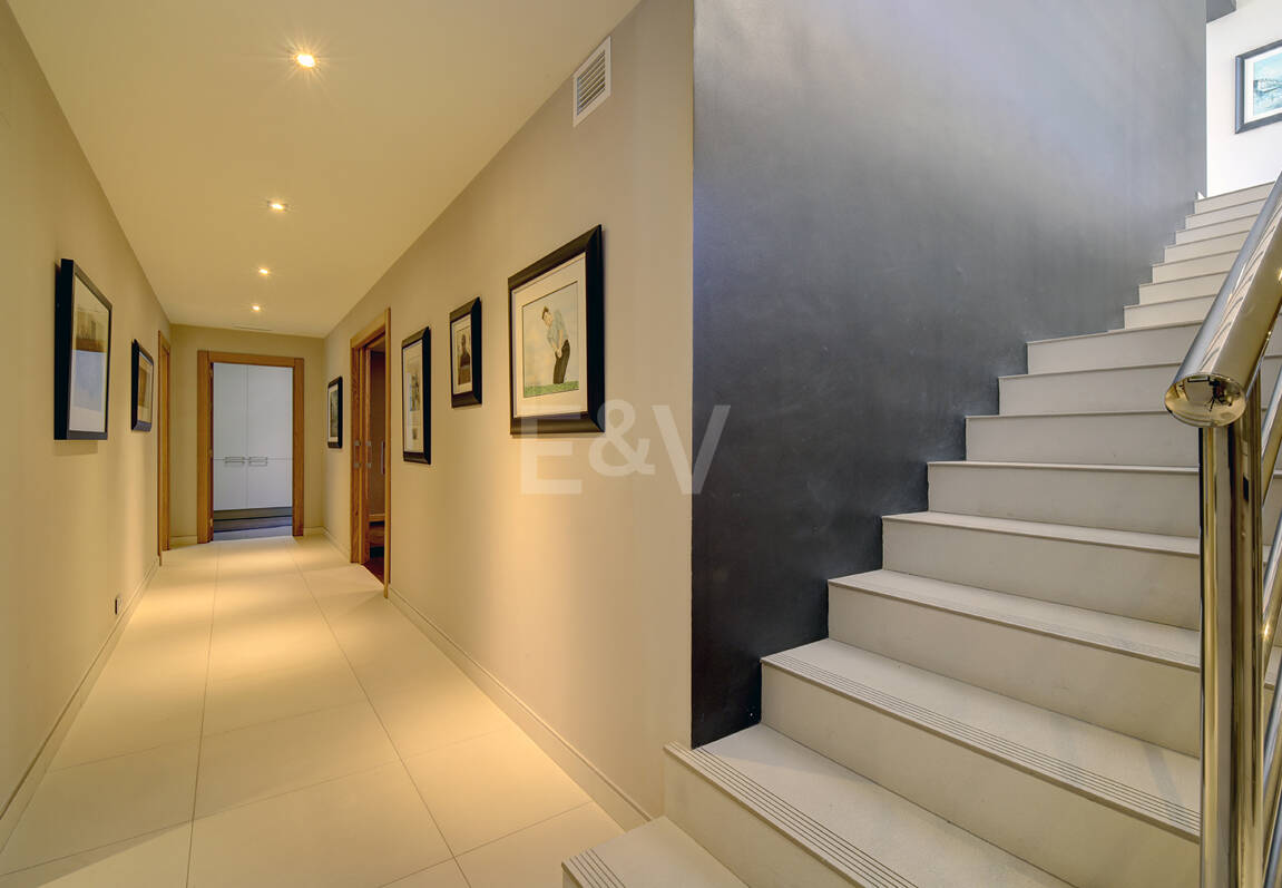 Modern villa i Los Naranjos Golf ligger i en gated community