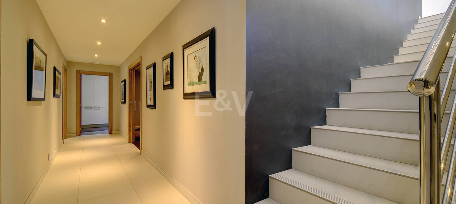 Modern villa i Los Naranjos Golf ligger i en gated community