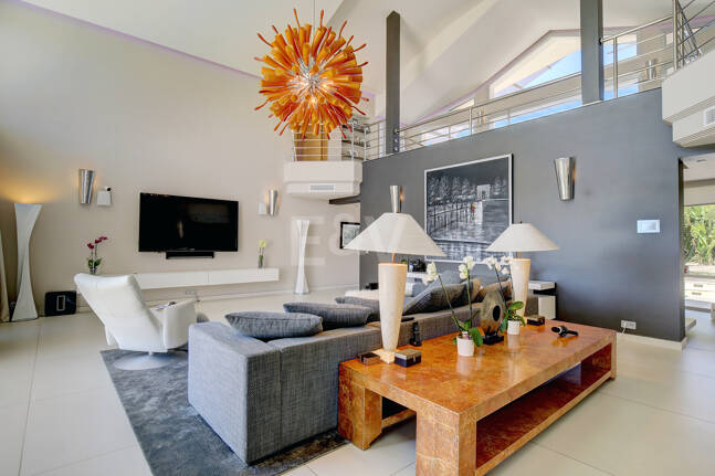 Modern villa i Los Naranjos Golf ligger i en gated community