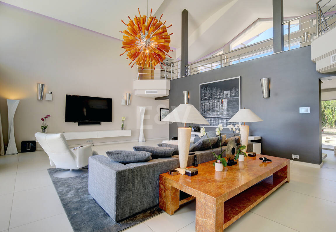 Modern villa i Los Naranjos Golf ligger i en gated community