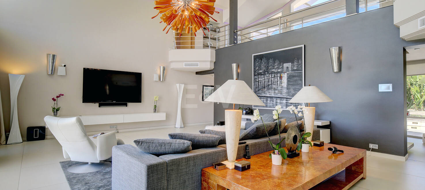 Modern villa i Los Naranjos Golf ligger i en gated community