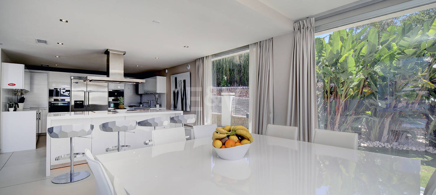 Modern villa i Los Naranjos Golf ligger i en gated community