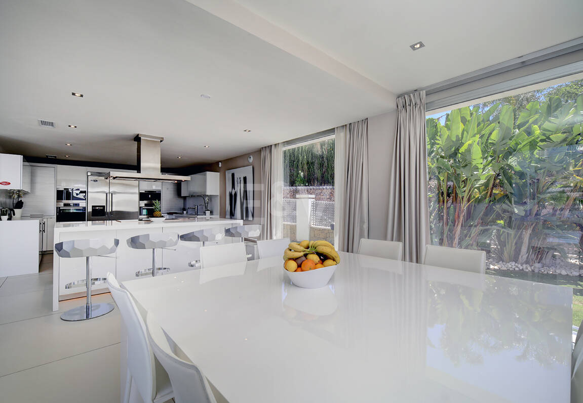 Modern villa i Los Naranjos Golf ligger i en gated community