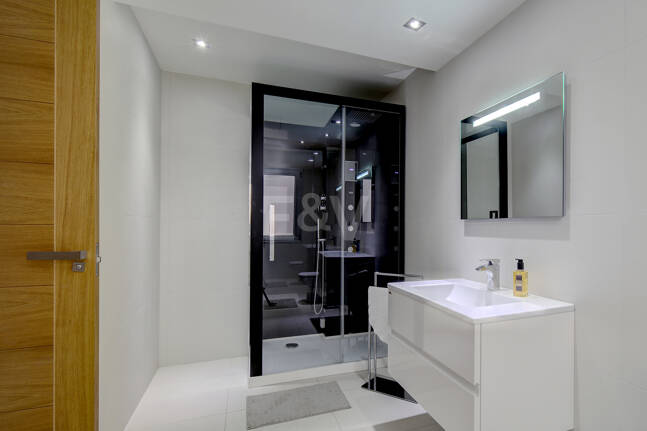 Modern villa i Los Naranjos Golf ligger i en gated community