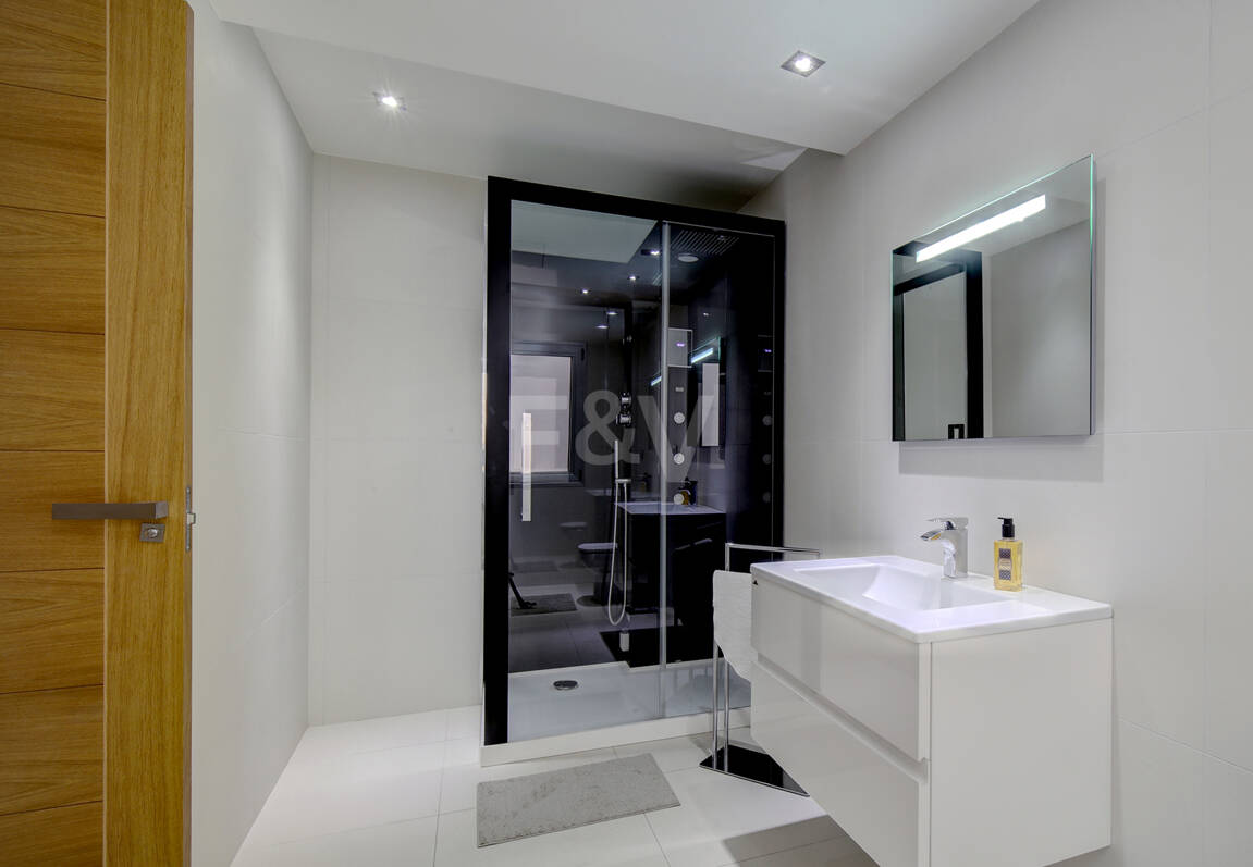 Modern villa i Los Naranjos Golf ligger i en gated community