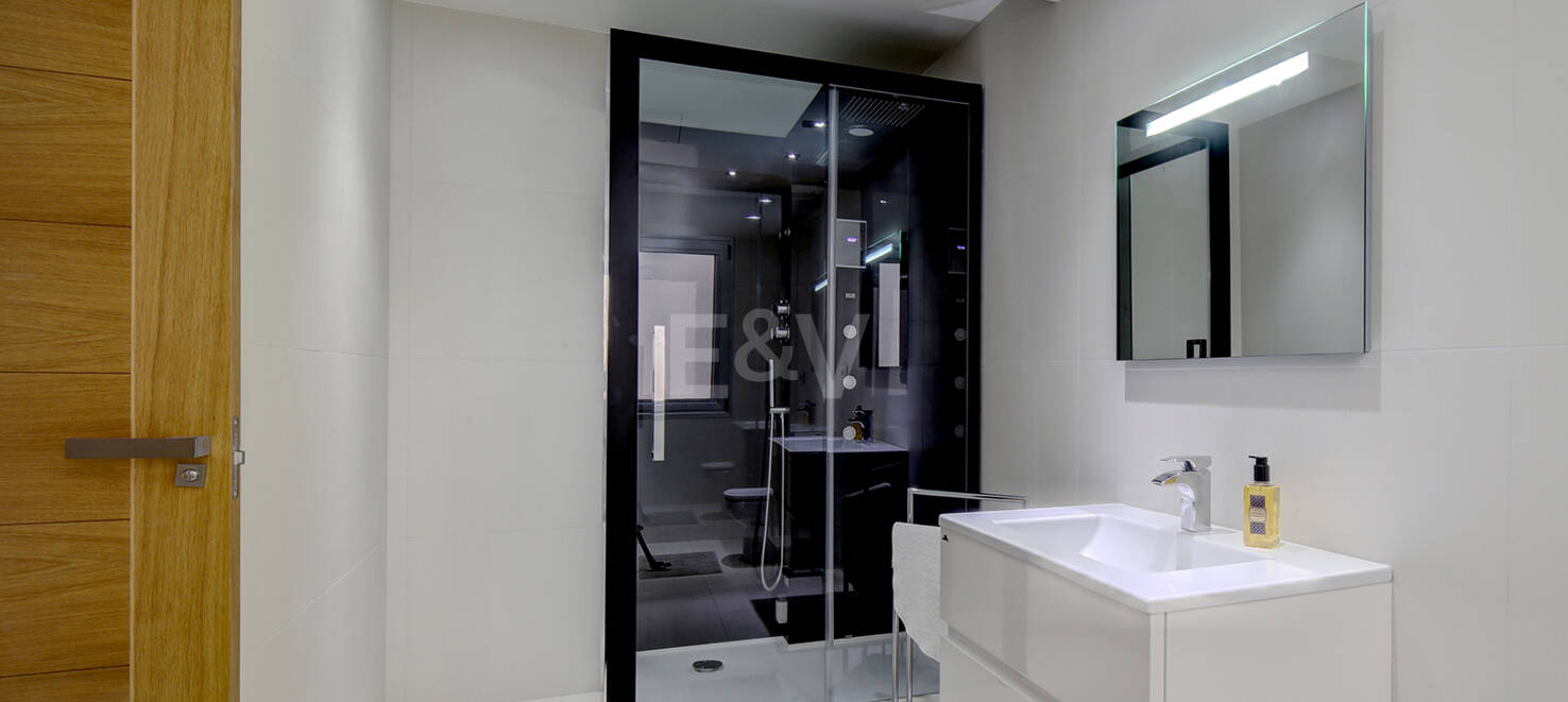 Modern villa i Los Naranjos Golf ligger i en gated community