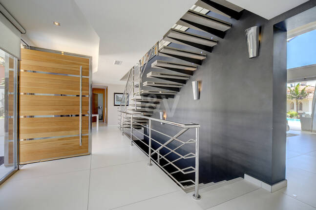 Modern villa i Los Naranjos Golf ligger i en gated community