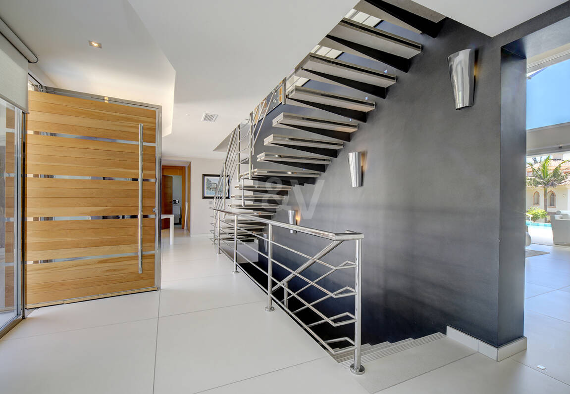 Modern villa i Los Naranjos Golf ligger i en gated community