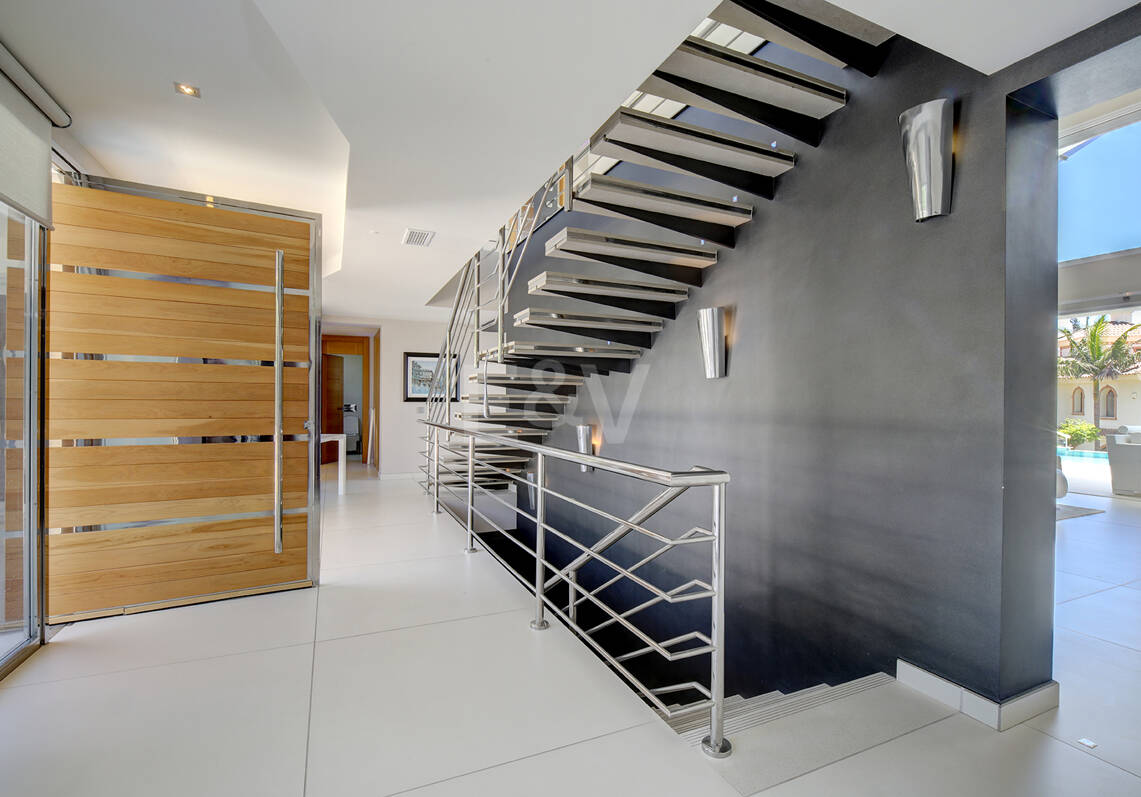 Modern villa in Los Naranjos Golf located in a gated community