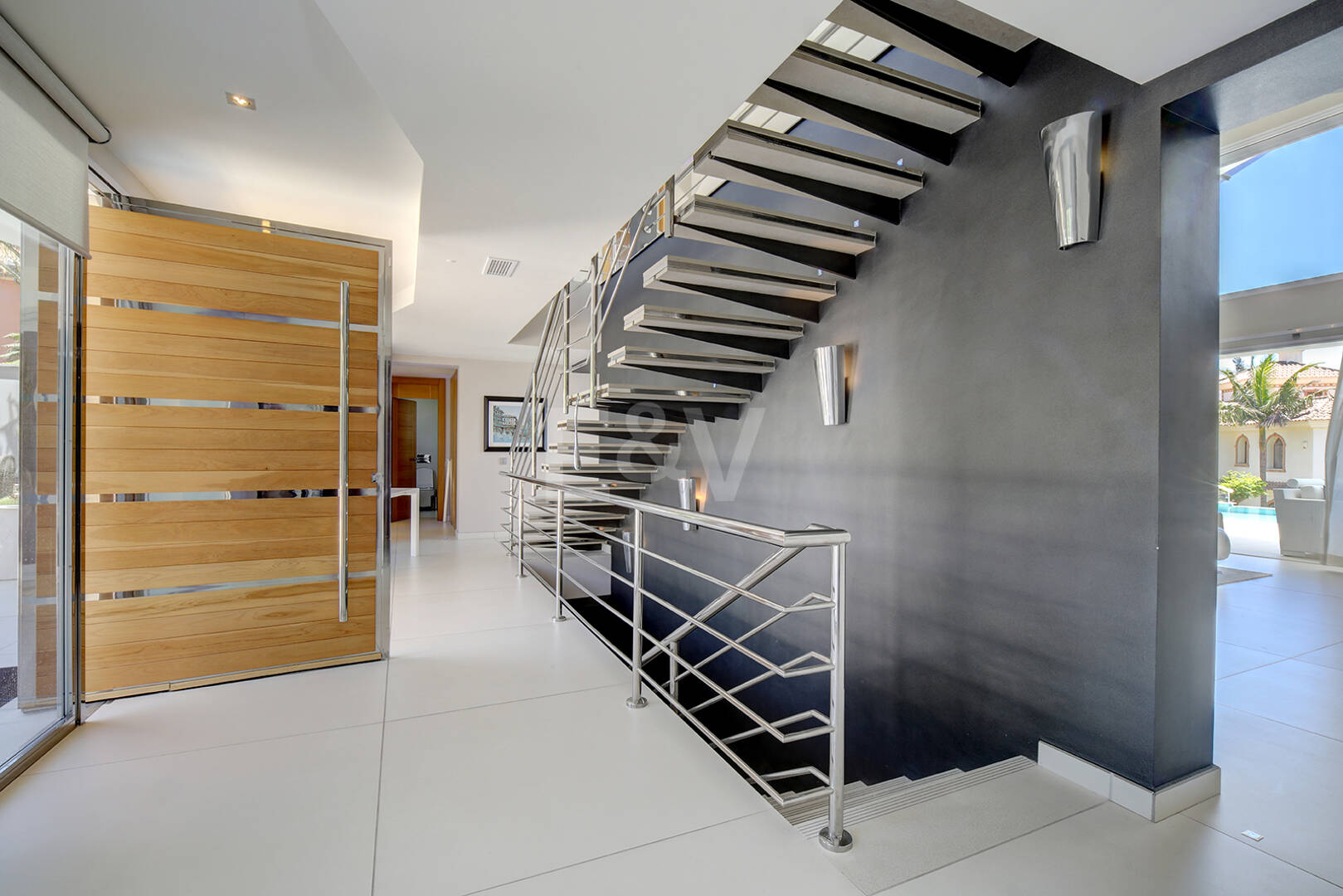 Modern villa in Los Naranjos Golf located in a gated community