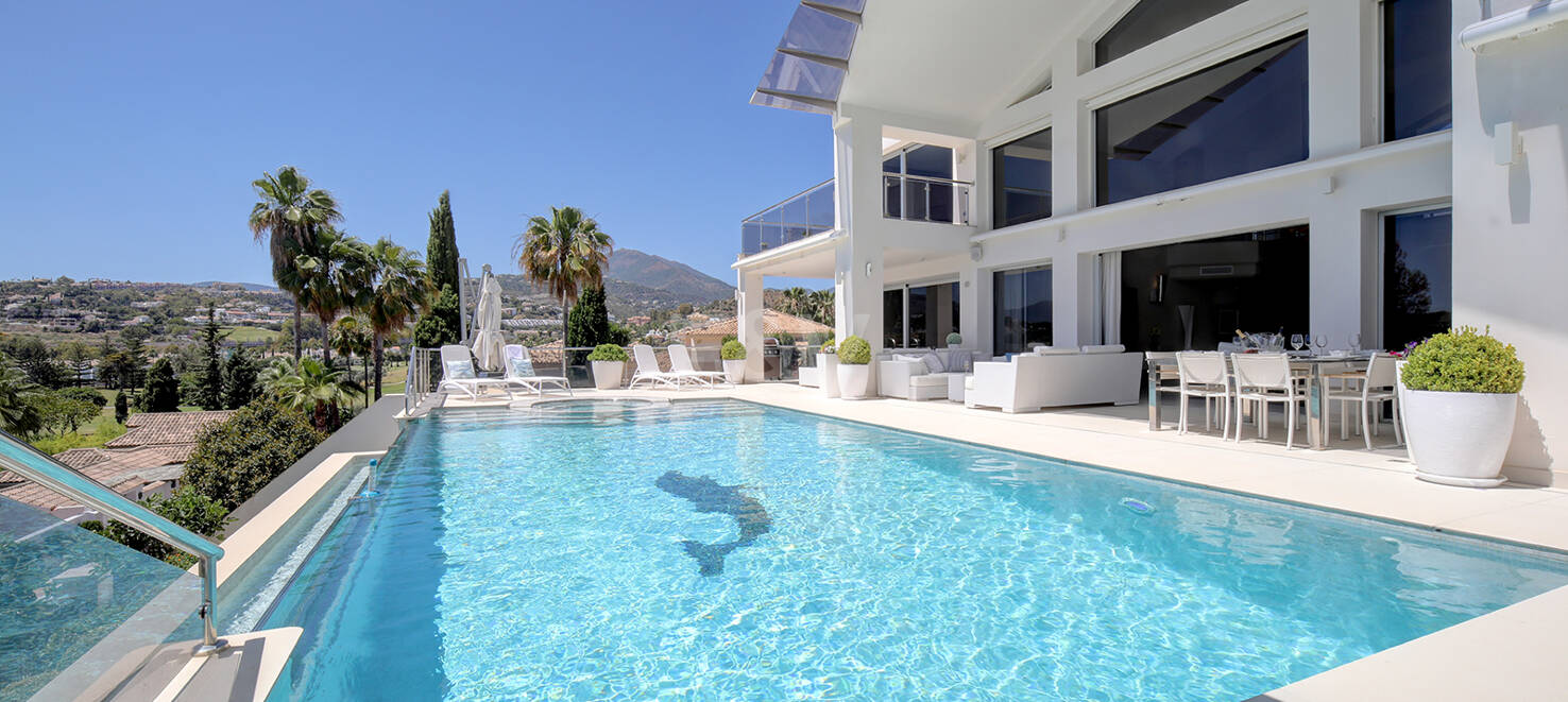 Modern villa i Los Naranjos Golf ligger i en gated community