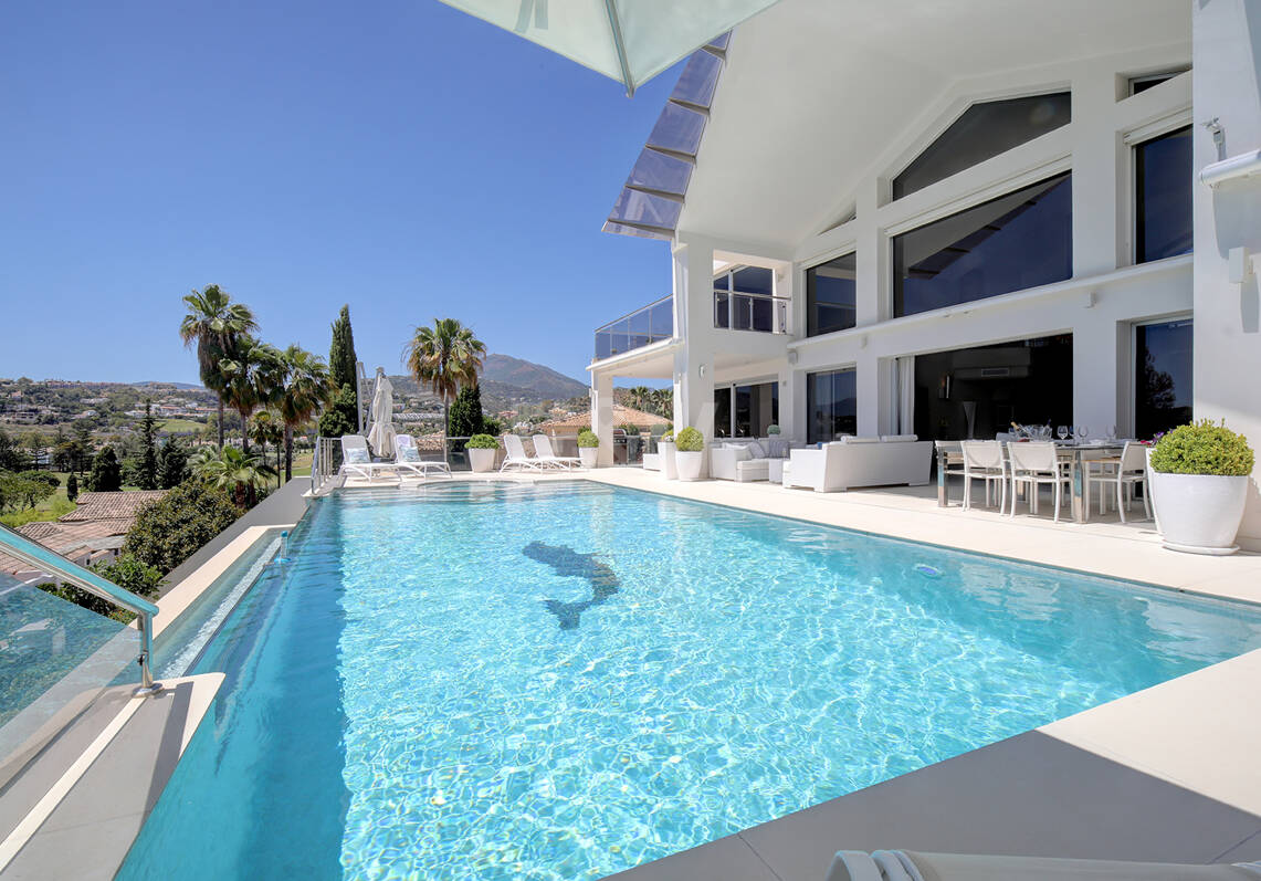 Modern villa in Los Naranjos Golf located in a gated community