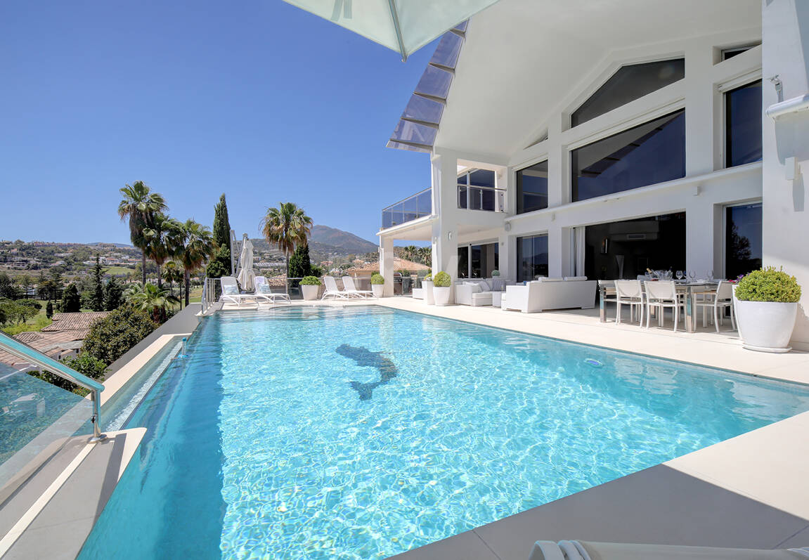 Modern villa i Los Naranjos Golf ligger i en gated community