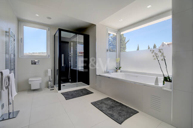 Modern villa i Los Naranjos Golf ligger i en gated community