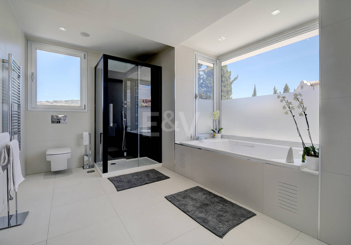 Modern villa in Los Naranjos Golf located in a gated community