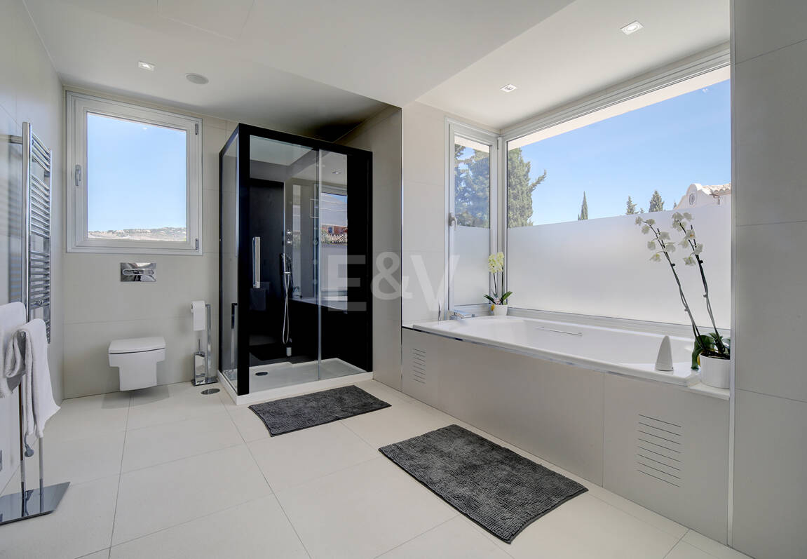 Modern villa i Los Naranjos Golf ligger i en gated community