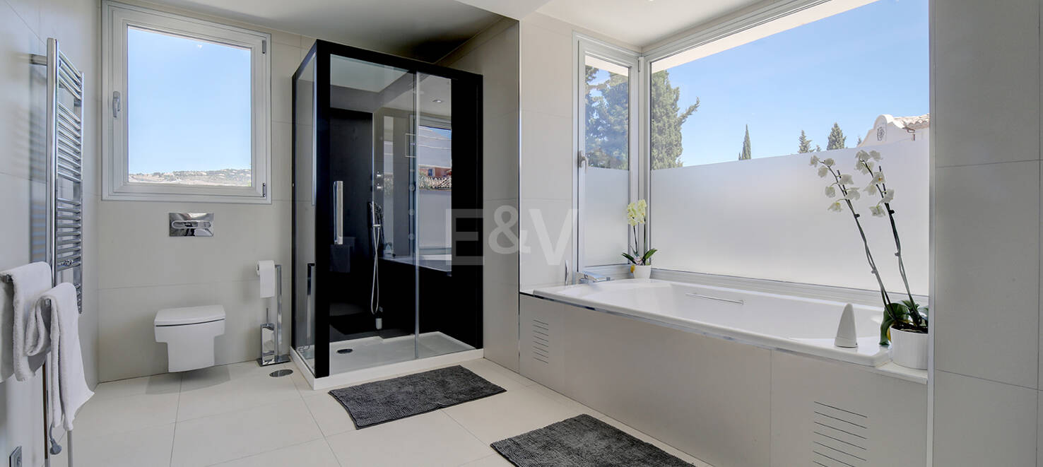 Modern villa i Los Naranjos Golf ligger i en gated community