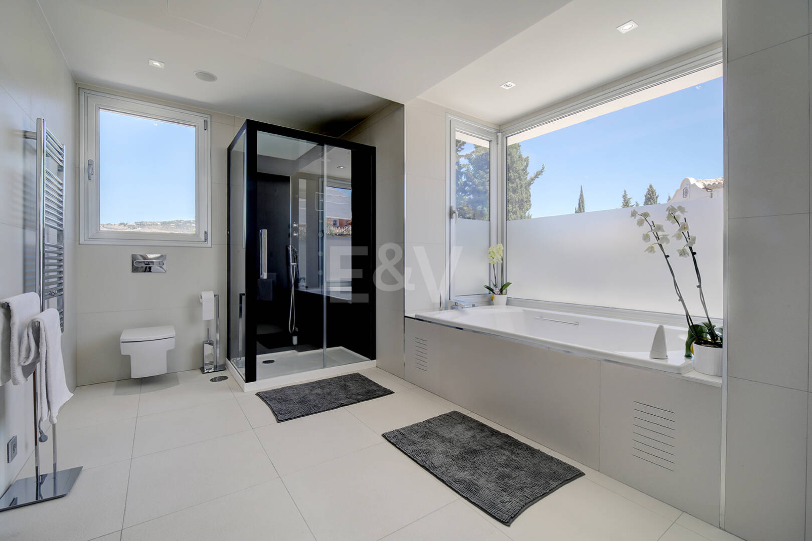 Modern villa in Los Naranjos Golf located in a gated community