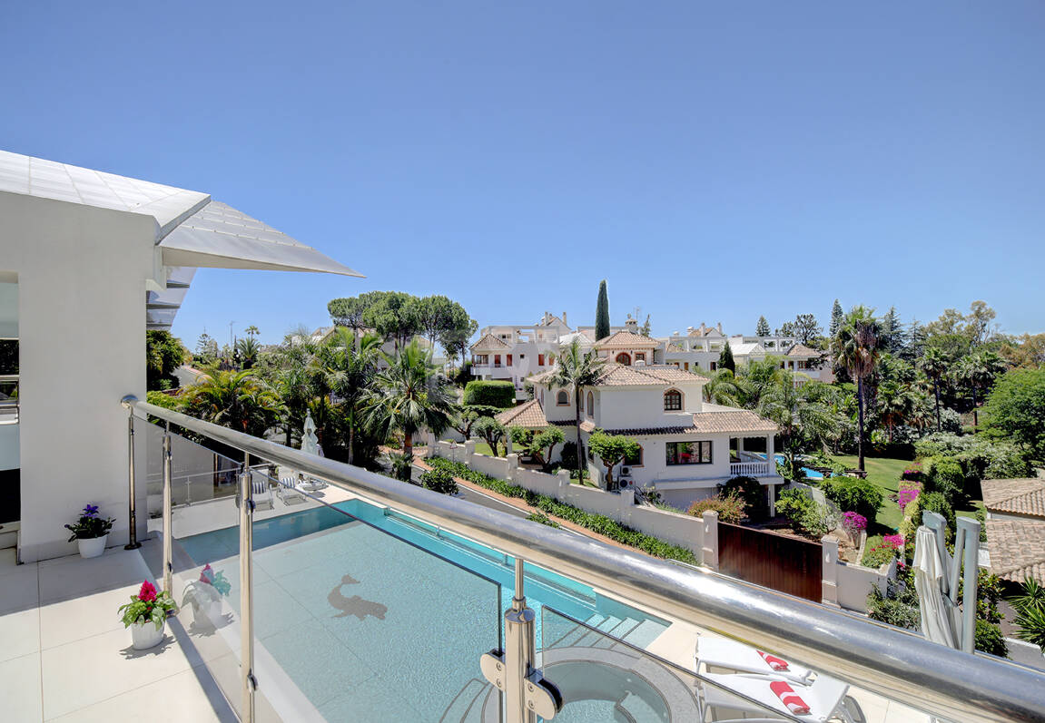 Modern villa i Los Naranjos Golf ligger i en gated community