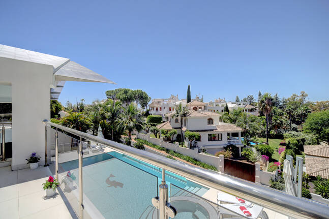 Modern villa i Los Naranjos Golf ligger i en gated community