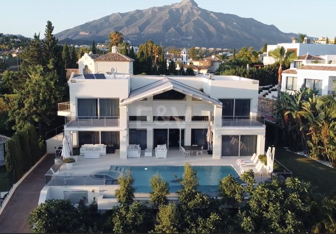 Modern villa in Los Naranjos Golf located in a gated community