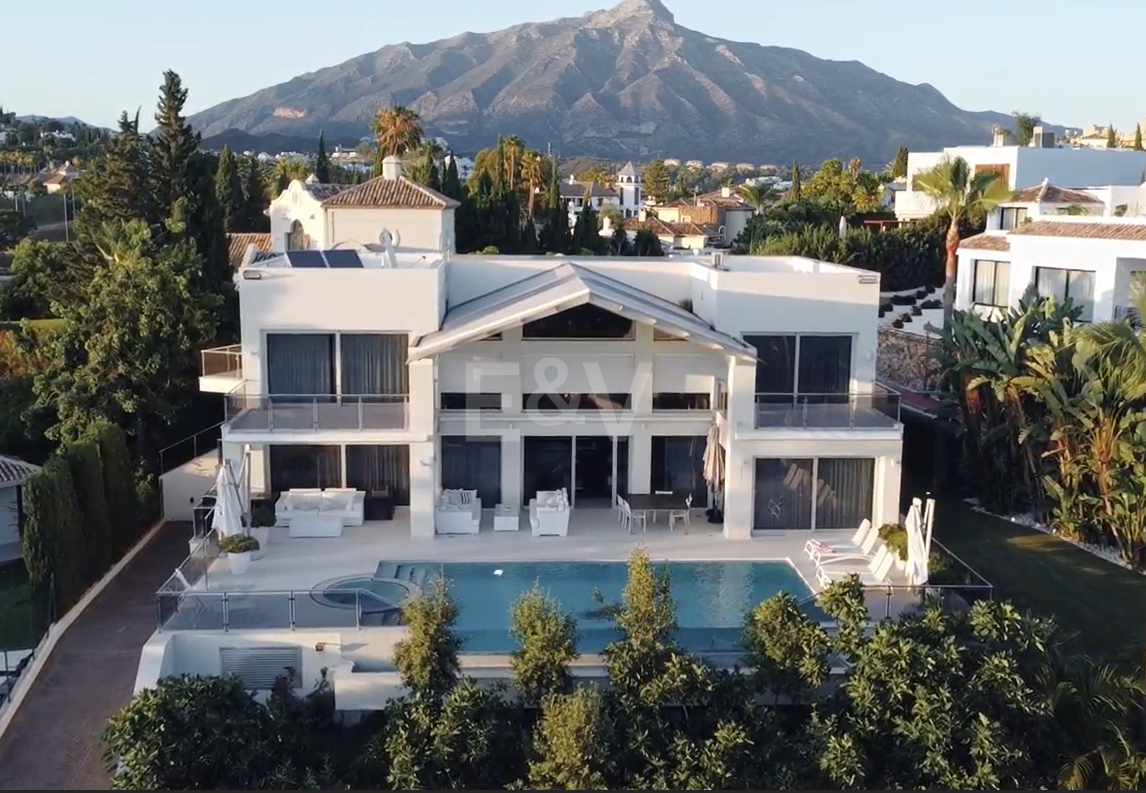 Modern villa i Los Naranjos Golf ligger i en gated community