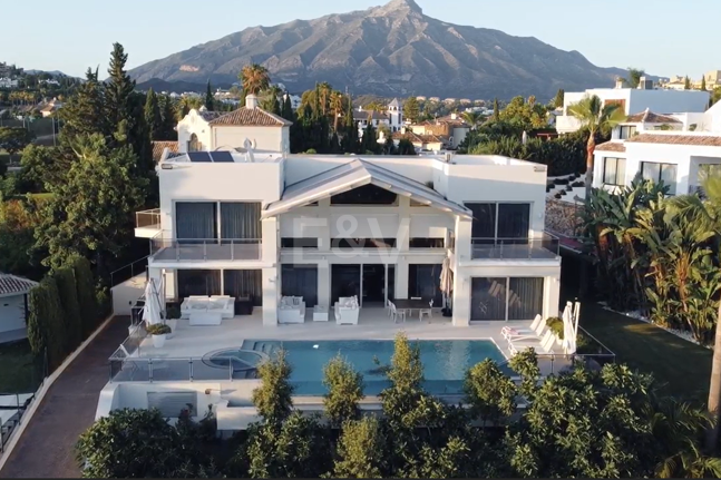 Modern villa i Los Naranjos Golf ligger i en gated community