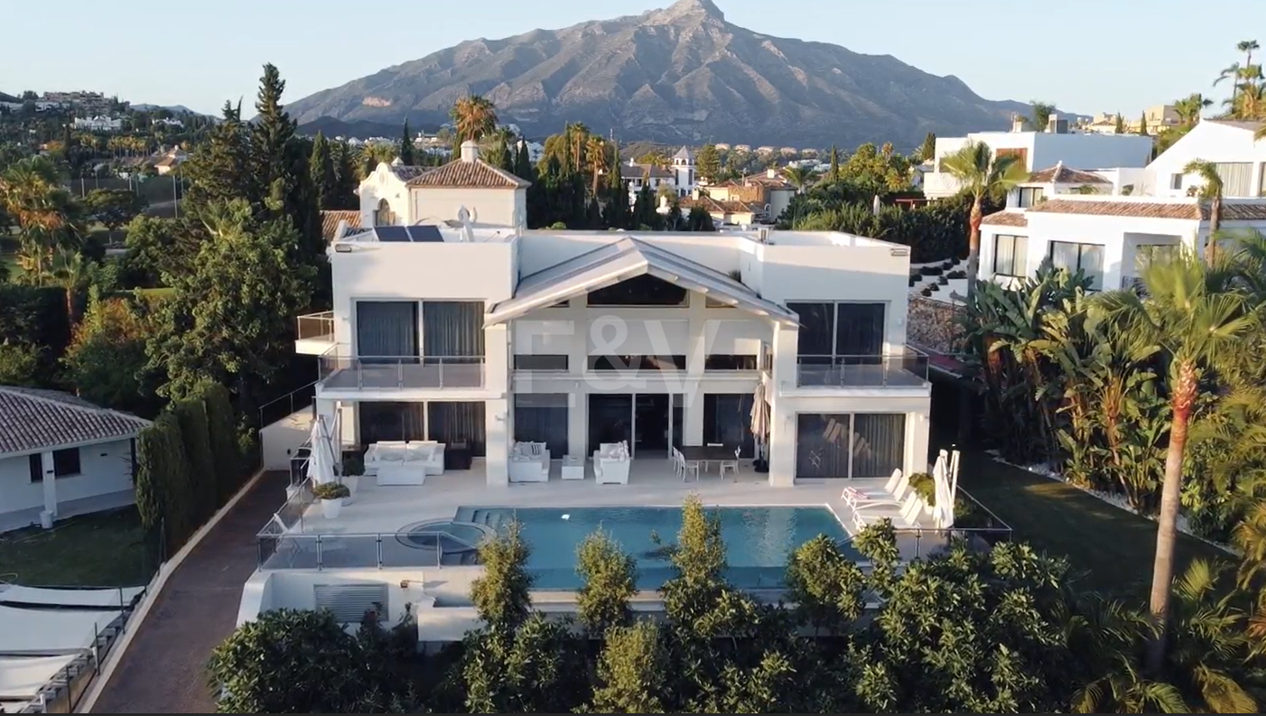 Modern villa i Los Naranjos Golf ligger i en gated community