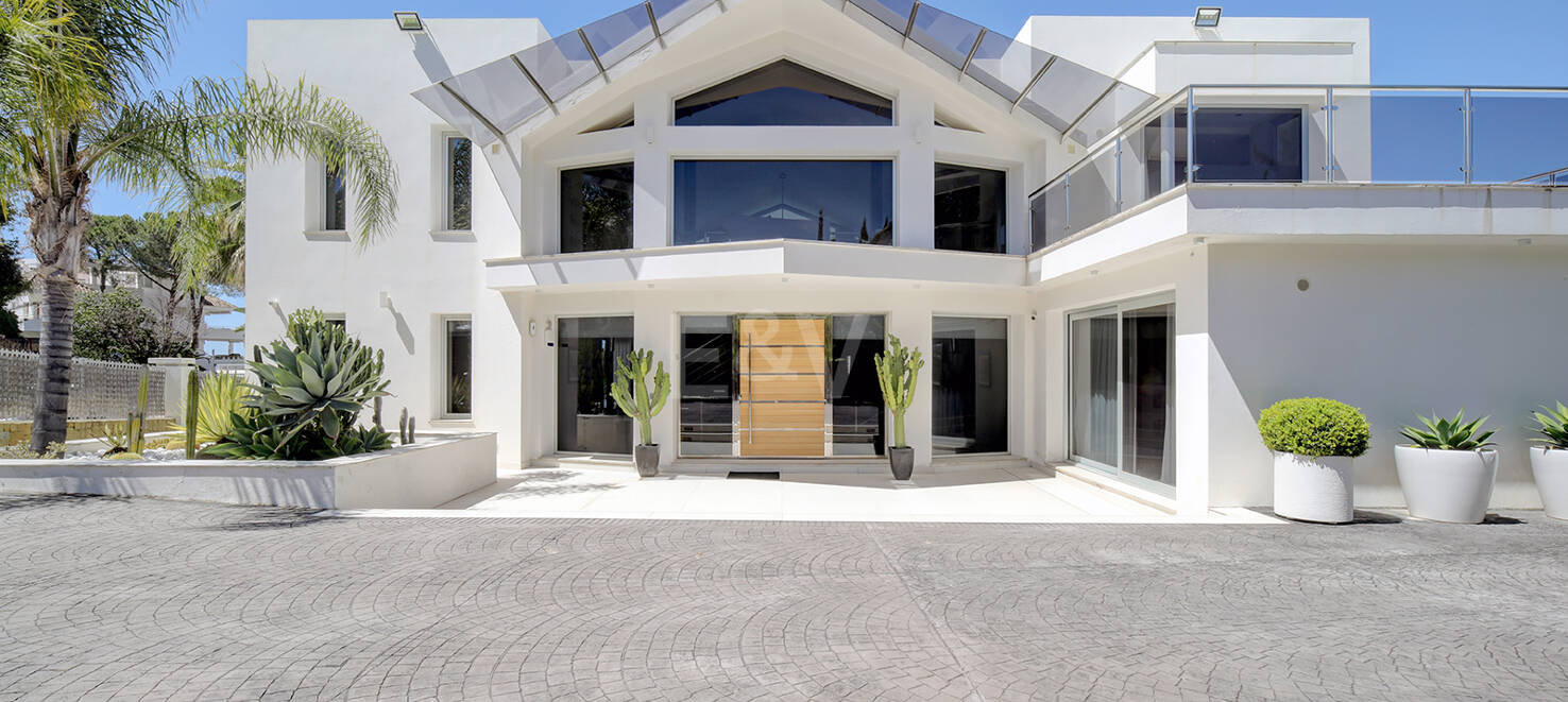Modern villa i Los Naranjos Golf ligger i en gated community