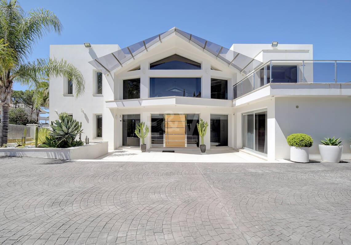 Modern villa in Los Naranjos Golf located in a gated community