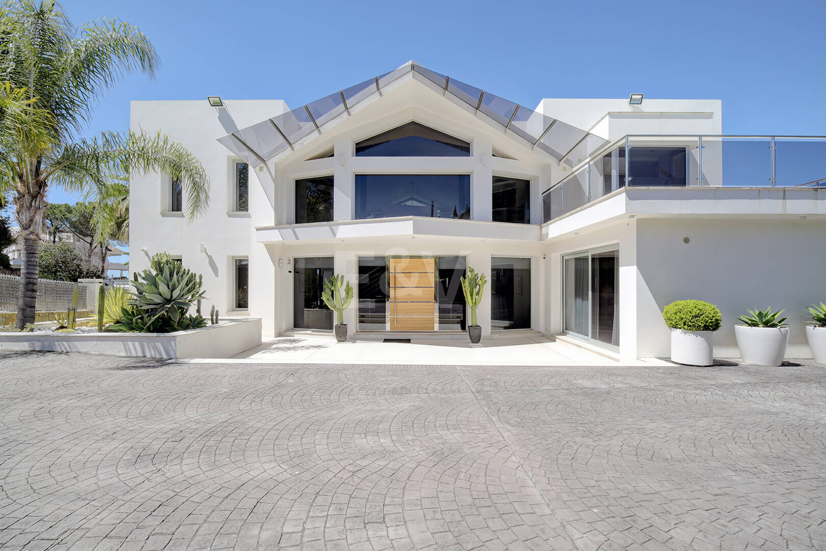 Modern villa in Los Naranjos Golf located in a gated community