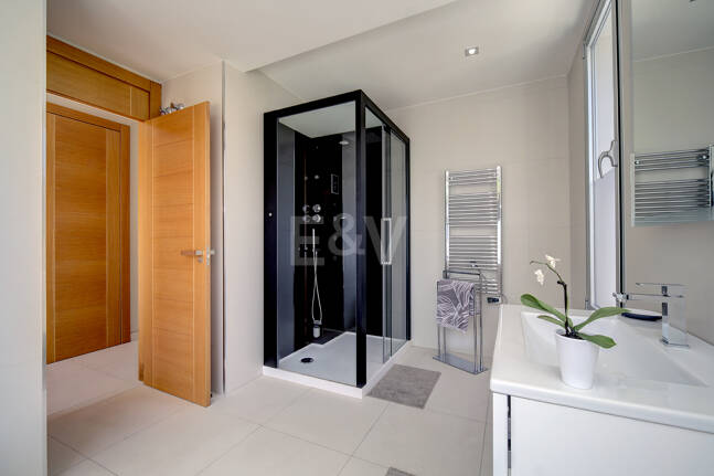 Modern villa i Los Naranjos Golf ligger i en gated community