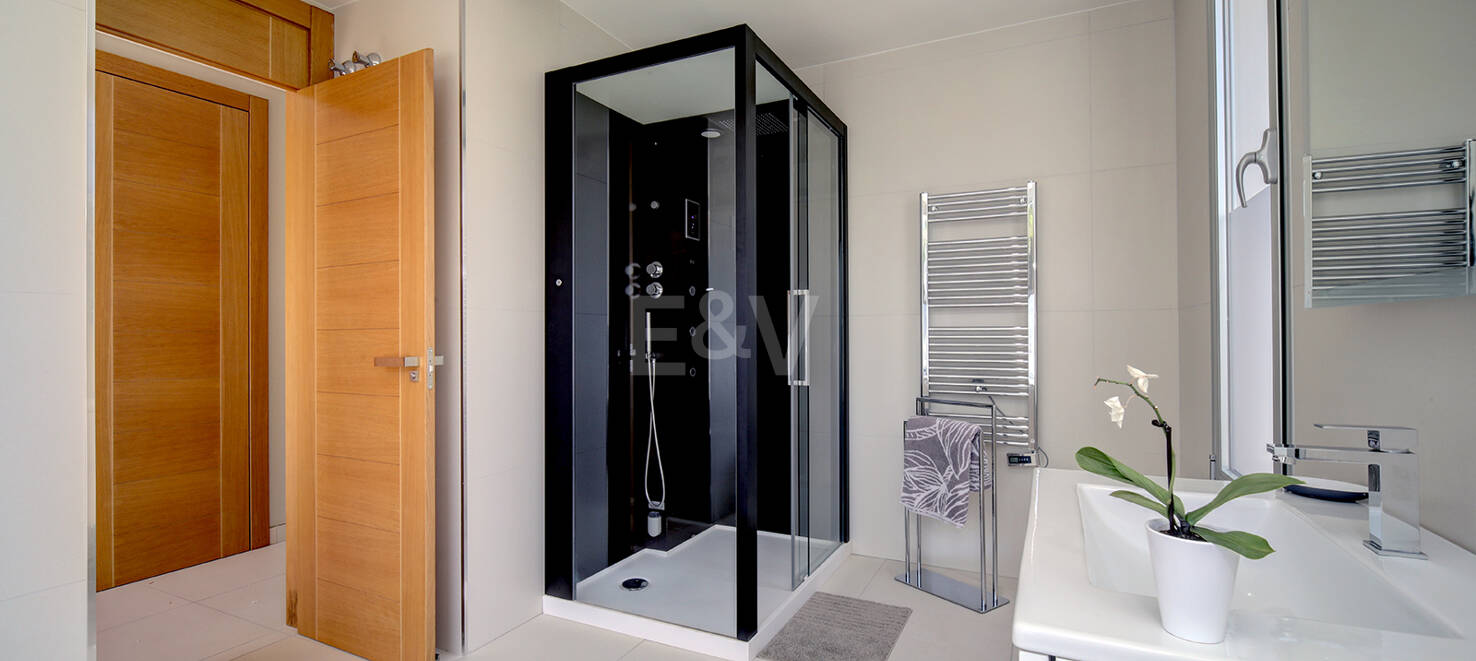 Modern villa i Los Naranjos Golf ligger i en gated community