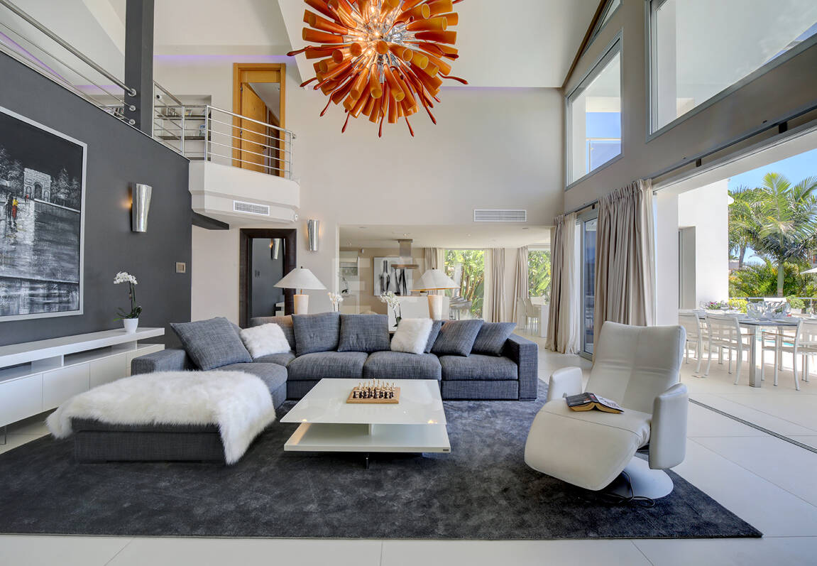 Modern villa i Los Naranjos Golf ligger i en gated community