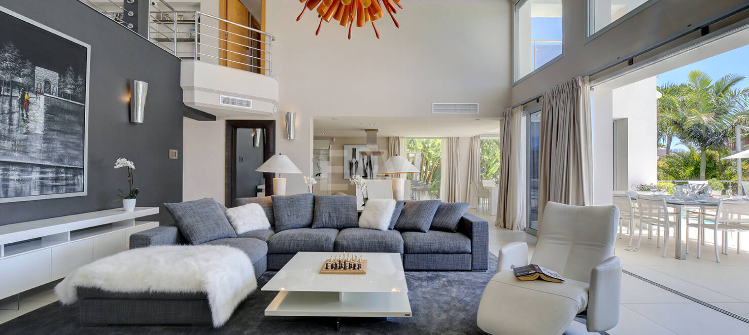 Modern villa i Los Naranjos Golf ligger i en gated community